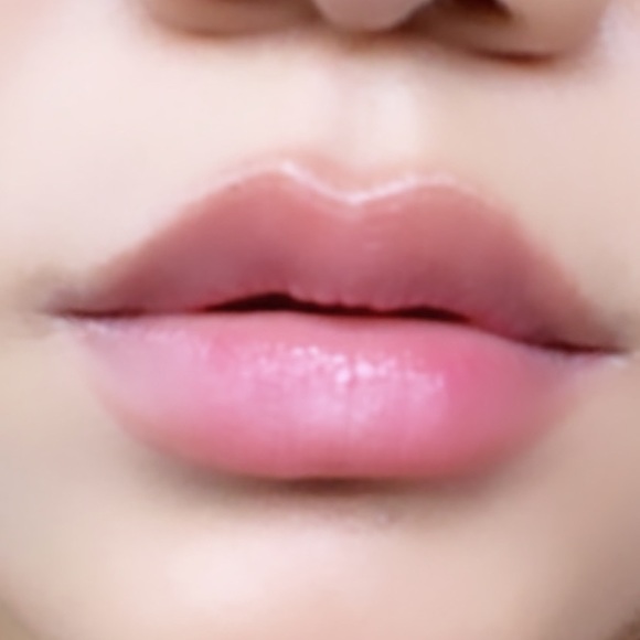 This plumping, hydrating  lipgloss makes your lips fuller, luscious & shine. - Picture 5 of 5